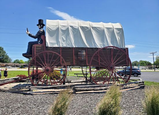 illinois/western-illinois/landmark/world-s-largest-railsplitter-covered-wagon