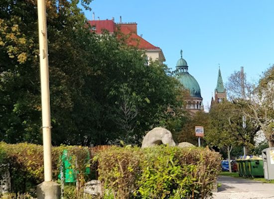 austria/vienna/favoriten/landmark/liegendes-pferd