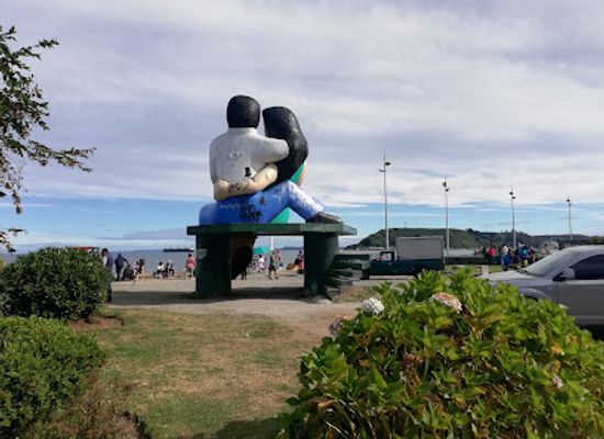 chile/puerto-varas/landmark/escultura-sentados-frente-al-mar