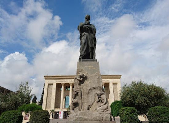 azerbaijan/greater-caucasus/landmark/statue-of-fuzuli