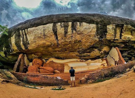 sri-lanka/sigiriya/landmark/pidurangala-royal-cave-temple