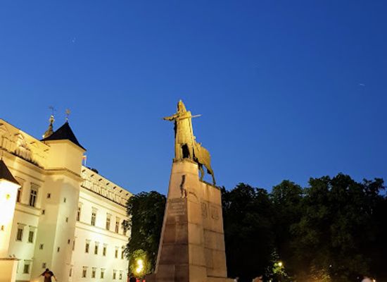 lithuania/vilnius-region/landmark/monument-to-grand-duke-gediminas