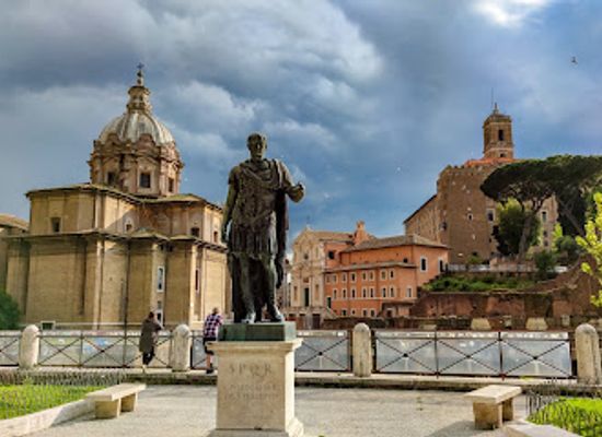 italy/lazio/landmark/statue-of-julius-caesar