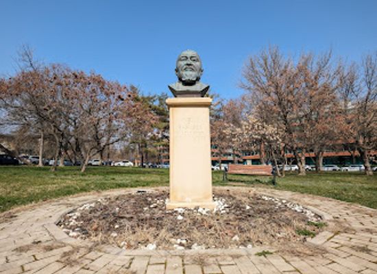 romania/bucharest/landmark/kazahstan-plaza-abai-statue