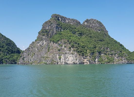 vietnam/cat-ba-island/landmark/hospital-cave