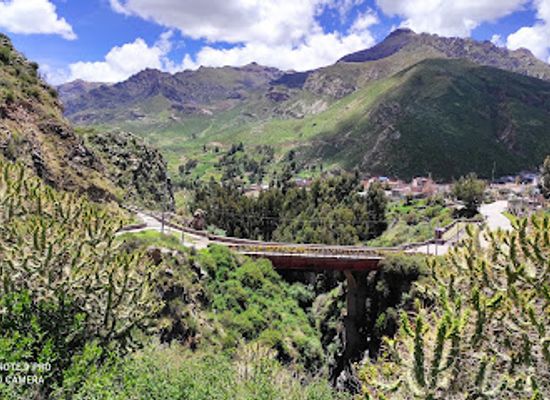 peru/andean-highlands/landmark/puente-inca