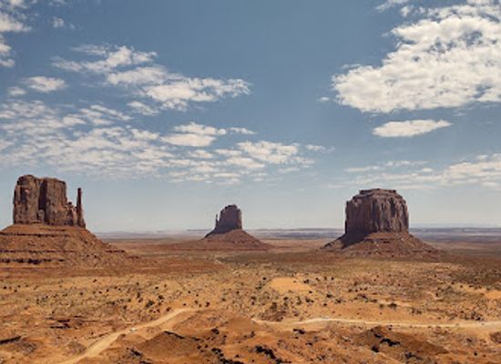 arizona/monument-valley/landmark/explore-monument-valley