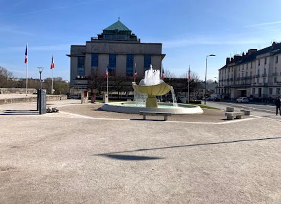 france/tours/vieux-tours/landmark/place-porte-de-loire