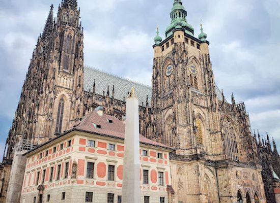 czechia/prague/hradcany/landmark/obelisk-at-prague-castle