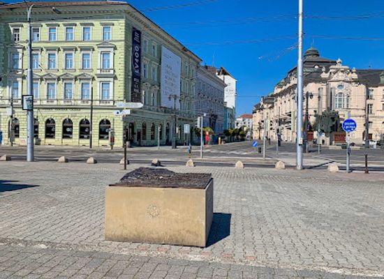 slovakia/bratislava/ruzinov/landmark/bronze-model-of-bratislava
