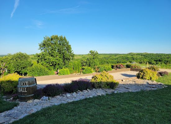 kansas/manhattan/landmark/liquid-art-winery-and-estate