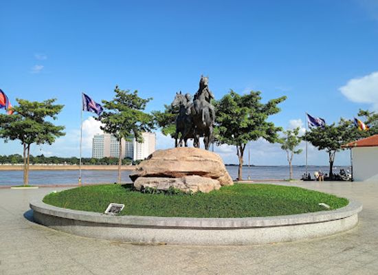 cambodia/kandal/landmark/sculpture-of-decho-meas-decho-yat