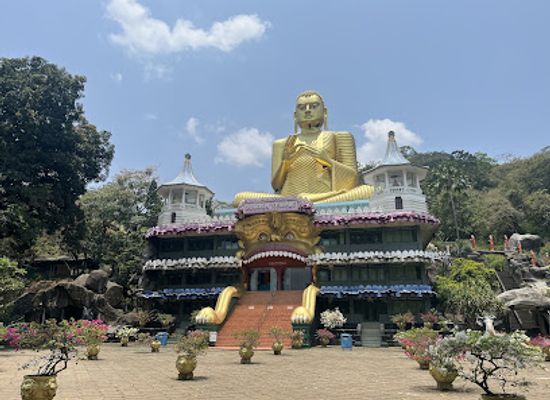 sri-lanka/up-country/landmark/dambulla-royal-cave-temple-and-golden-temple