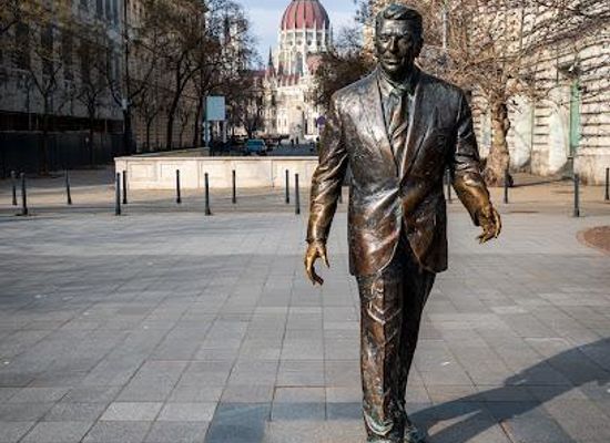 hungary/vac/landmark/ronald-reagan-statue