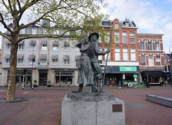 netherlands/haarlem/landmark/monument-of-folk-hero-kenau-simonsdochter-hasselaer-and-legendary-city-governor-wigbolt-baron-ripperda