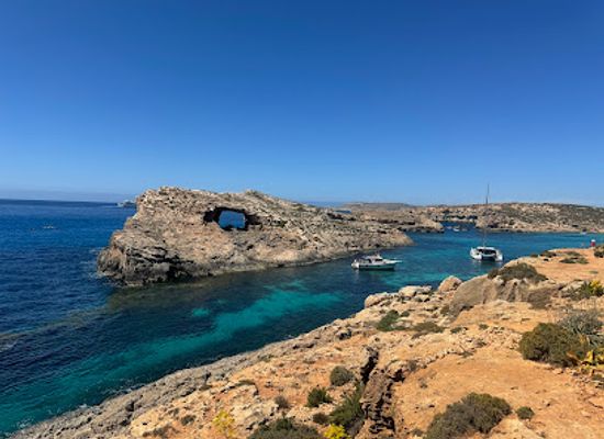 malta/blue-lagoon/landmark/il-bejta-tal-fenek