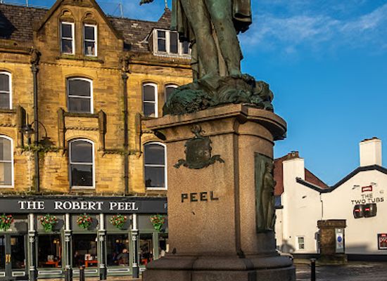 united-kingdom/north-west-england/landmark/robert-peel-statue