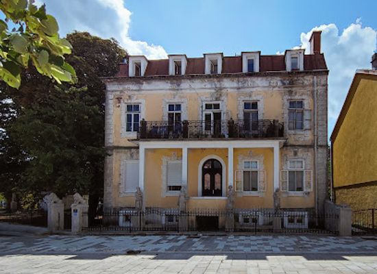 montenegro/cetinje/landmark/djukanovic-palace