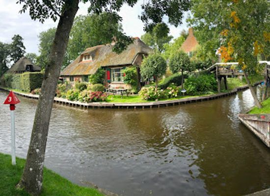 netherlands/giethoorn/landmark/giethoorn-netherlands