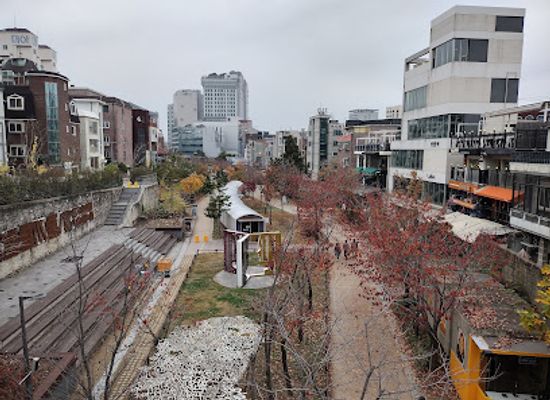 south-korea/seoul/hongdae/landmark/gyeongui-line-book-street
