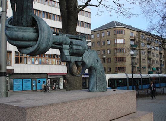 sweden/gothenburg/attraction/the-knotted-gun