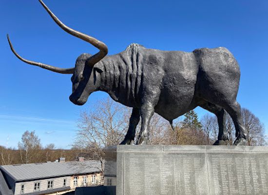 estonia/laane-viru-county/landmark/aurochs-statue