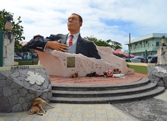 antigua-and-barbuda/barbuda/landmark/vc-bird-monument