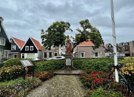 netherlands/volendam/landmark/monument-voor-de-gevallenen
