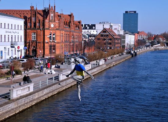 poland/bydgoszcz/landmark/przechodzacy-przez-rzeke