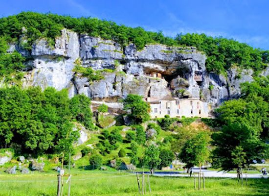 france/aquitaine/landmark/fortified-house-of-reignac