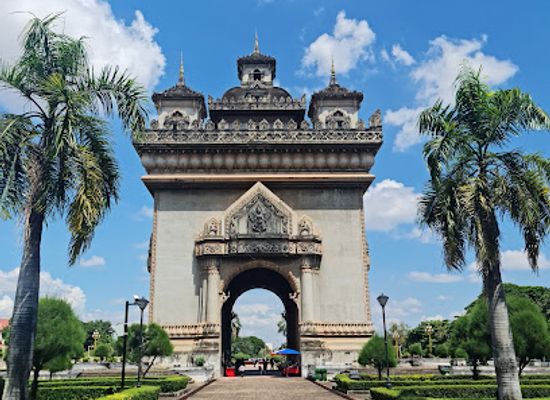 laos/vientiane/chanthabouly/landmark/patuxay-victory-monument