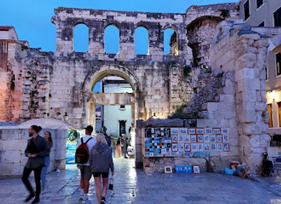 croatia/split/landmark/radic-brothers-square-fruit-square