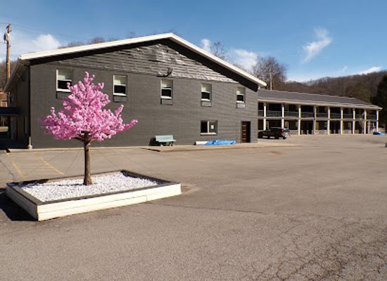 west-virginia/elkins/landmark/luxor-inn-suites-a-travelodge-by-wyndham
