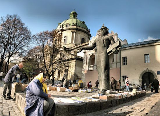 ukraine/lviv/landmark/dormition-church-korniakt-tower