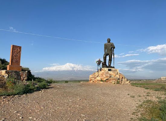 armenia/khor-virap/landmark/gevork-chavush-statue