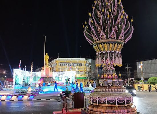 thailand/udon-thani/landmark/kromluang-prachak-sinlapakhom-monument