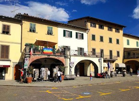 italy/chianti/landmark/piazza-giacomo-matteotti