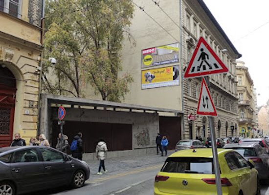 hungary/budapest/jewish-quarter/landmark/ghetto-memorial-wall