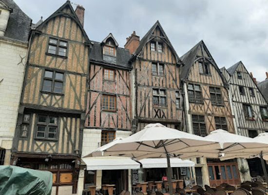 france/tours/place-plumereau/landmark/vieux-tours