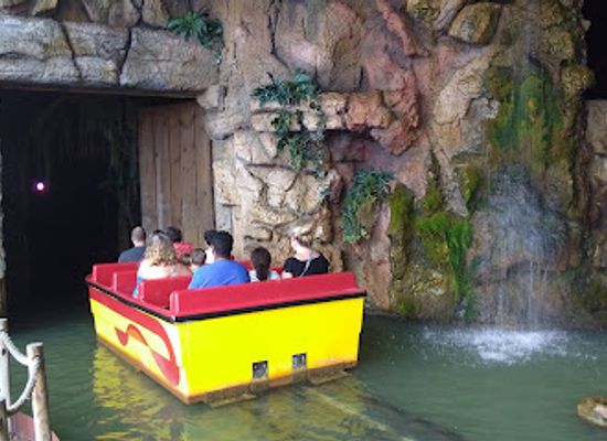 tennessee/pigeon-forge/landmark/jurassic-jungle-boat-ride