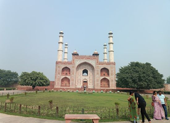 india/agra/sikandra/landmark/akbar-tomb-vijay-market