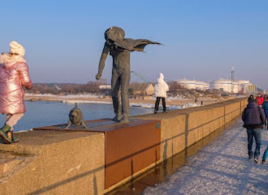 lithuania/samogitia/landmark/skulptura-pasivaiksciojimas-su-zuvimi
