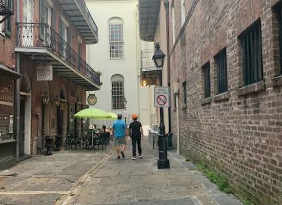 louisiana/greater-new-orleans/landmark/pirates-alley