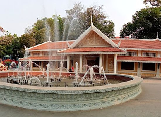 cambodia/prey-veng/landmark/wat-phnom-park-fountain