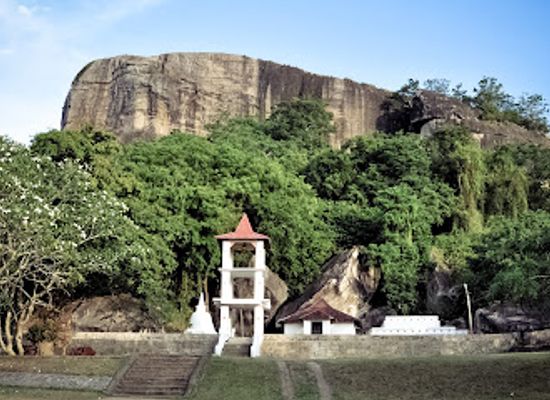 sri-lanka/western-province/landmark/yapahuwa-rock-fortress