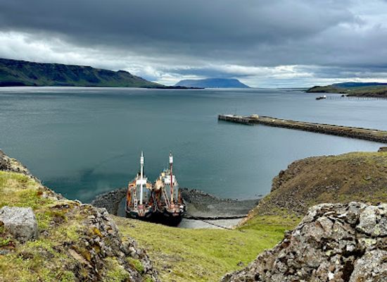 iceland/borgarfjörður/landmark/beached-whalers-hvalfjorour