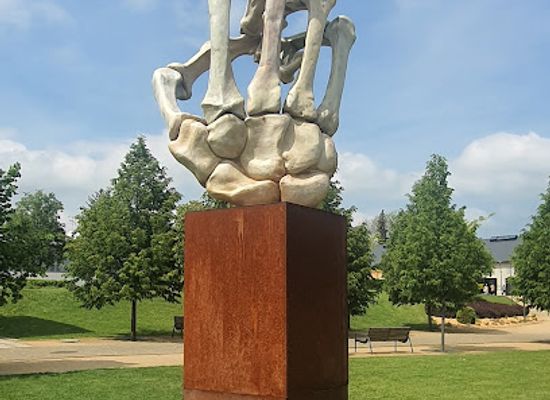czechia/kutna-hora/landmark/socha-kostra-ruky