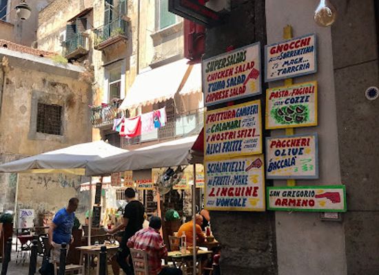 italy/naples/spaccanapoli/landmark/trattoria-e-pizzeria-spaccanapoli