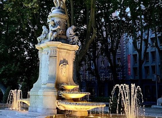 spain/madrid/landmark/apollo-fountain