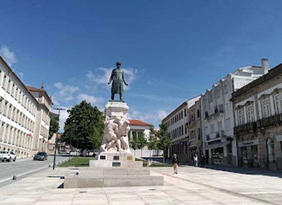 portugal/vila-real/landmark/estatua-de-carvalho-araujo